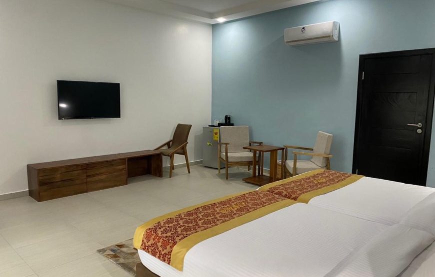 JUNIOR KING SUITE WITH PARTIAL SEA VIEW