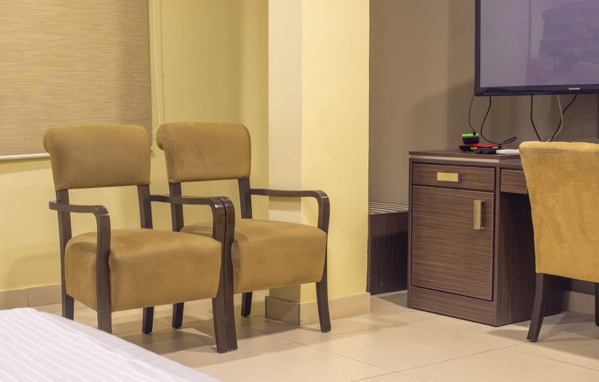 TWIN ROOM