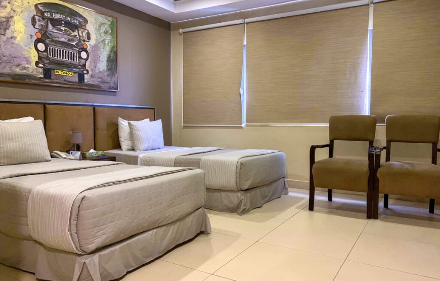TWIN ROOM