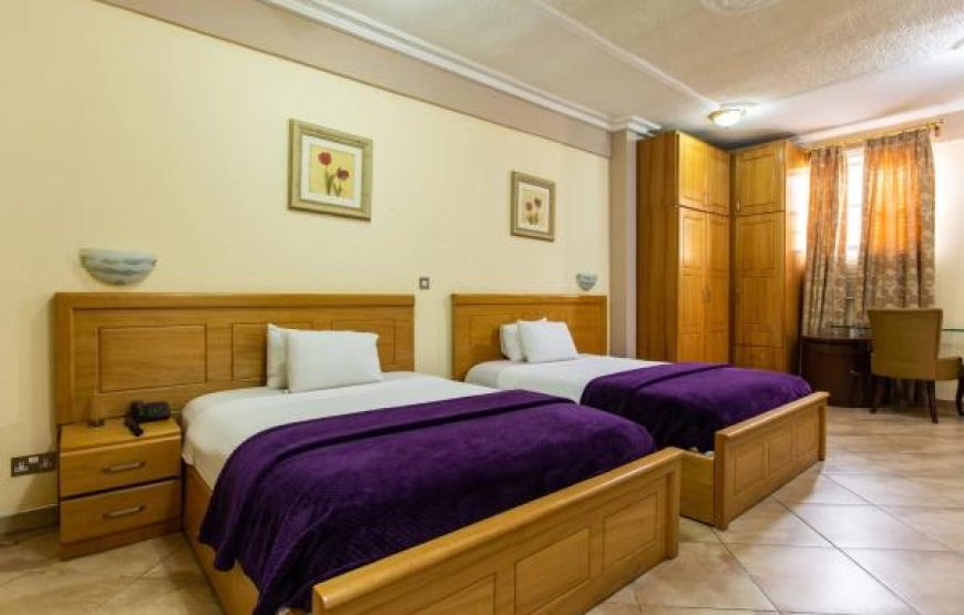 TWIN ROOM