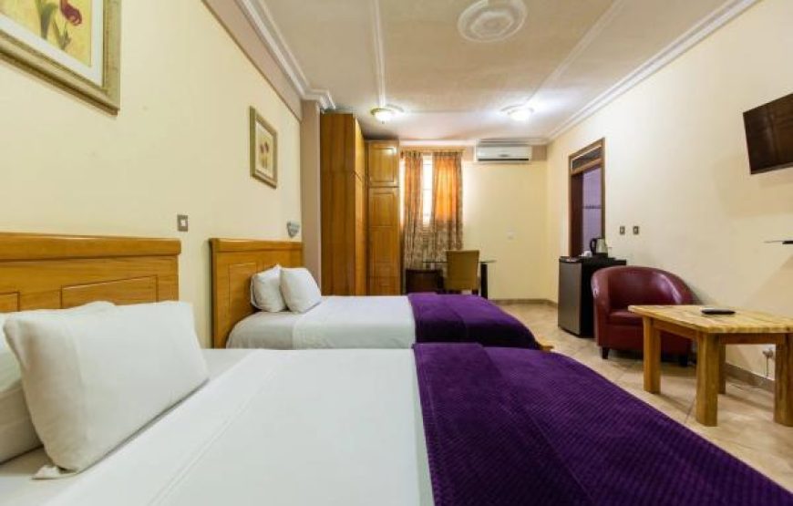 TWIN ROOM
