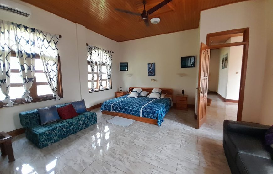 EXECUTIVE ROOM 4