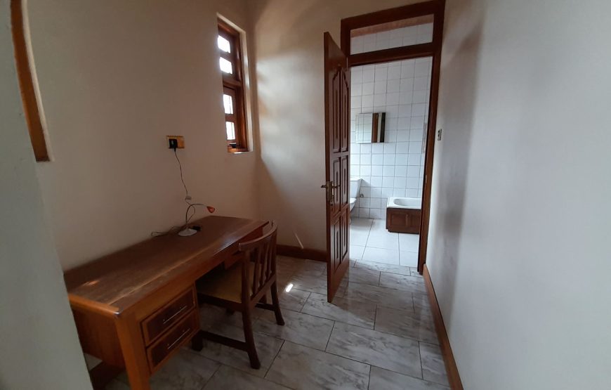 EXECUTIVE ROOM 4