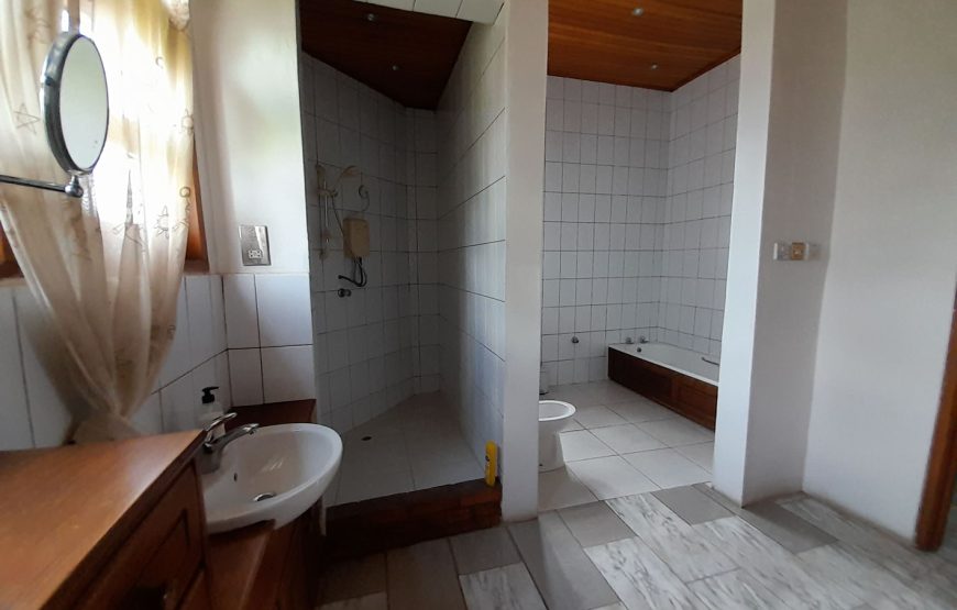 EXECUTIVE ROOM 6