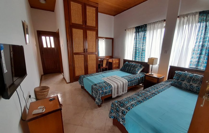 KING ENSUITE ROOM 8