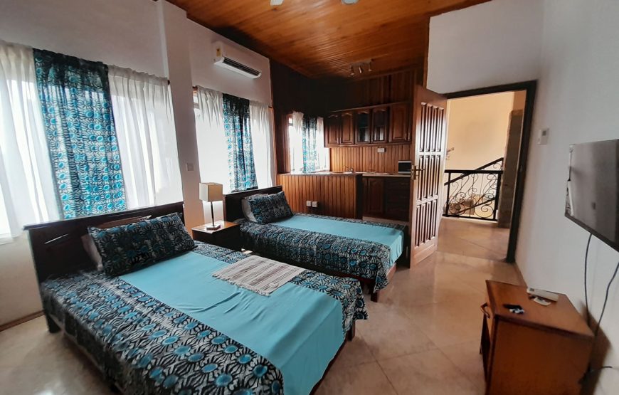 KING ENSUITE ROOM 8