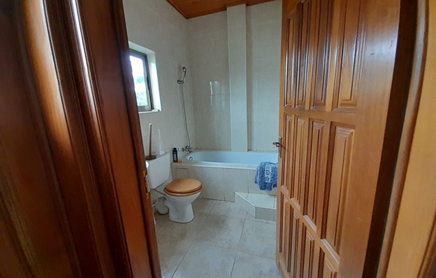KING ENSUITE ROOM 8