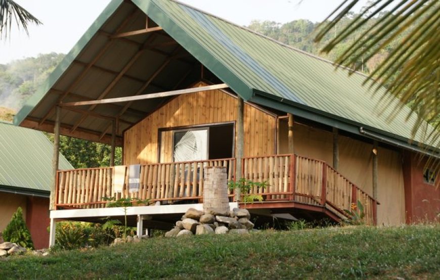 LODGE HUMMINGBIRD-LAKE BOSOMTWE