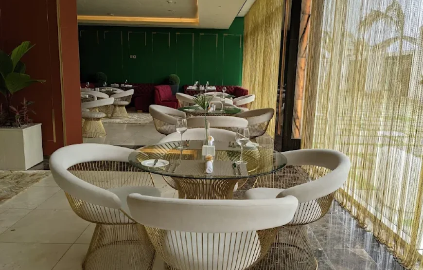 NO 1 OXFORD STREET HOTEL & SUITES