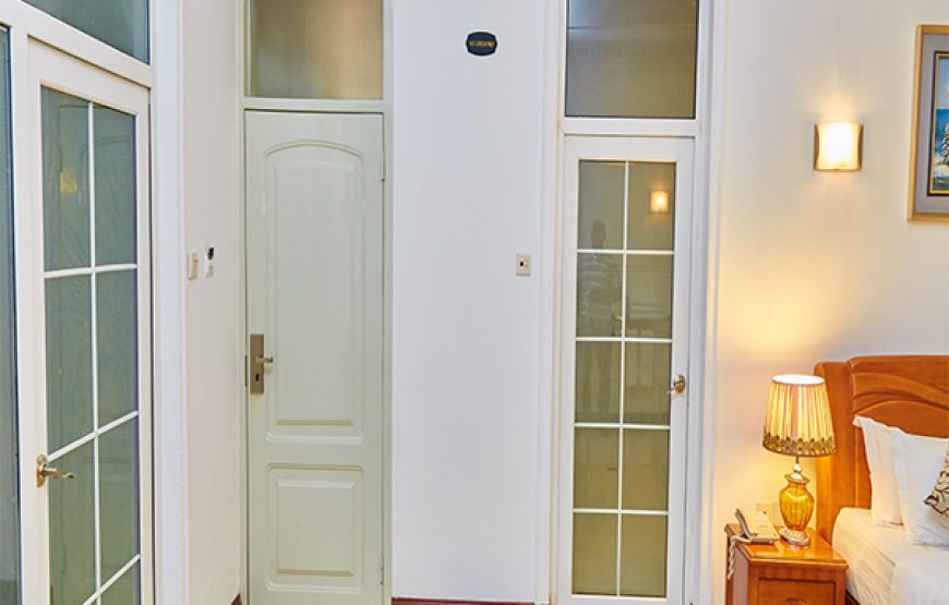 THE SUITE ROOM