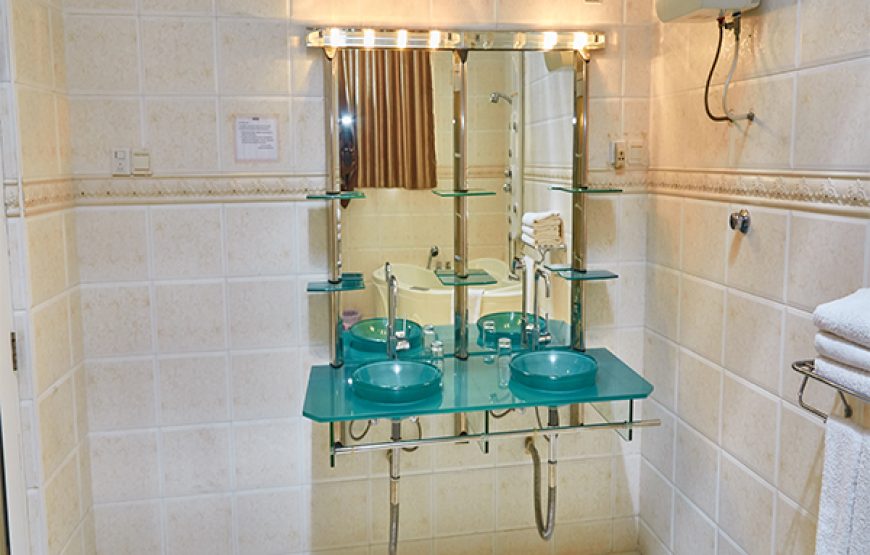 THE SUITE ROOM