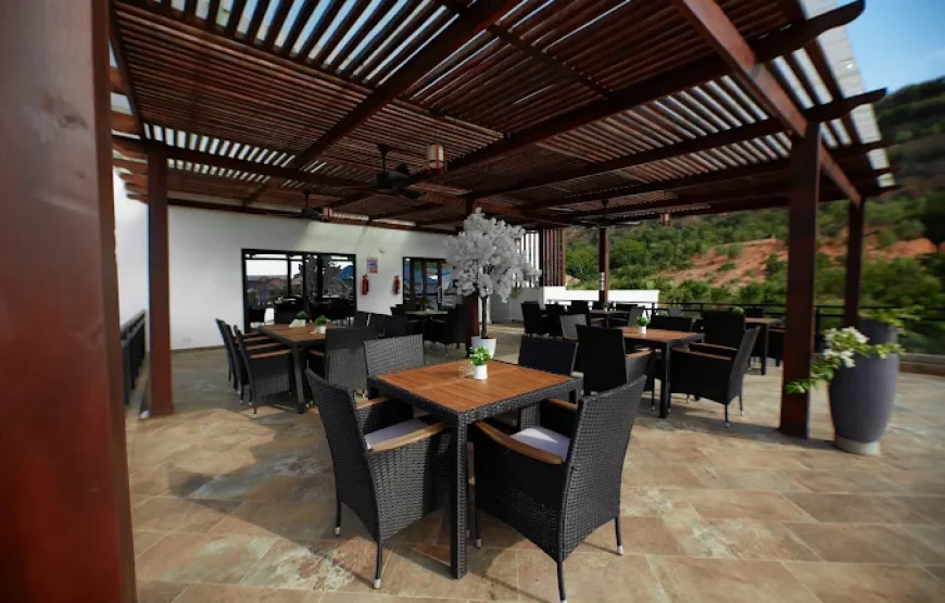 RIVER HILLS HOTEL & SUITES