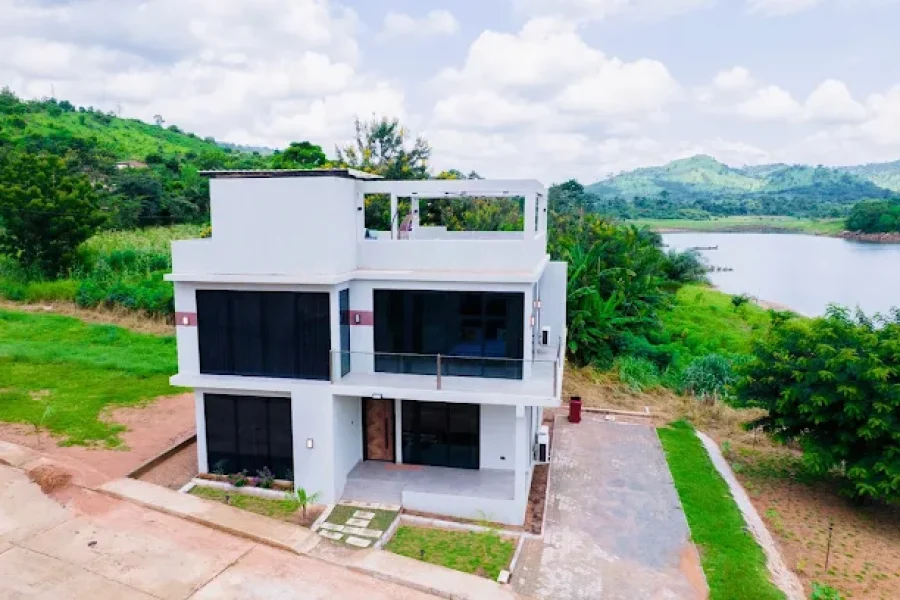 VISTA LAKESIDE RESIDENCE