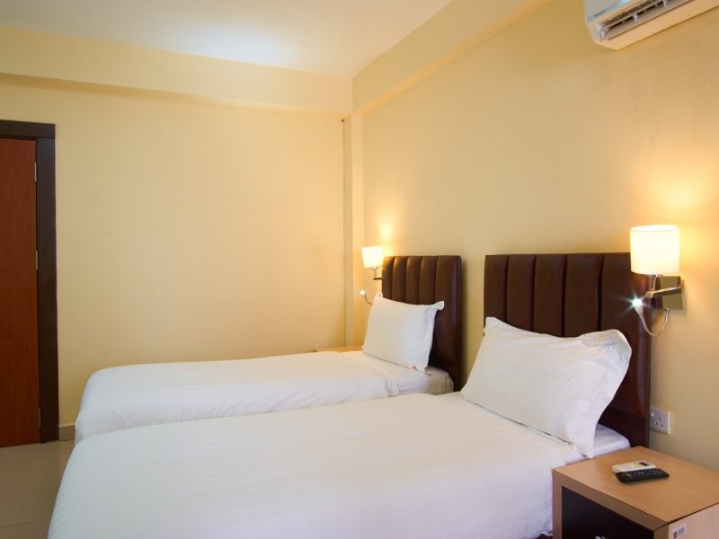 TWIN ROOM